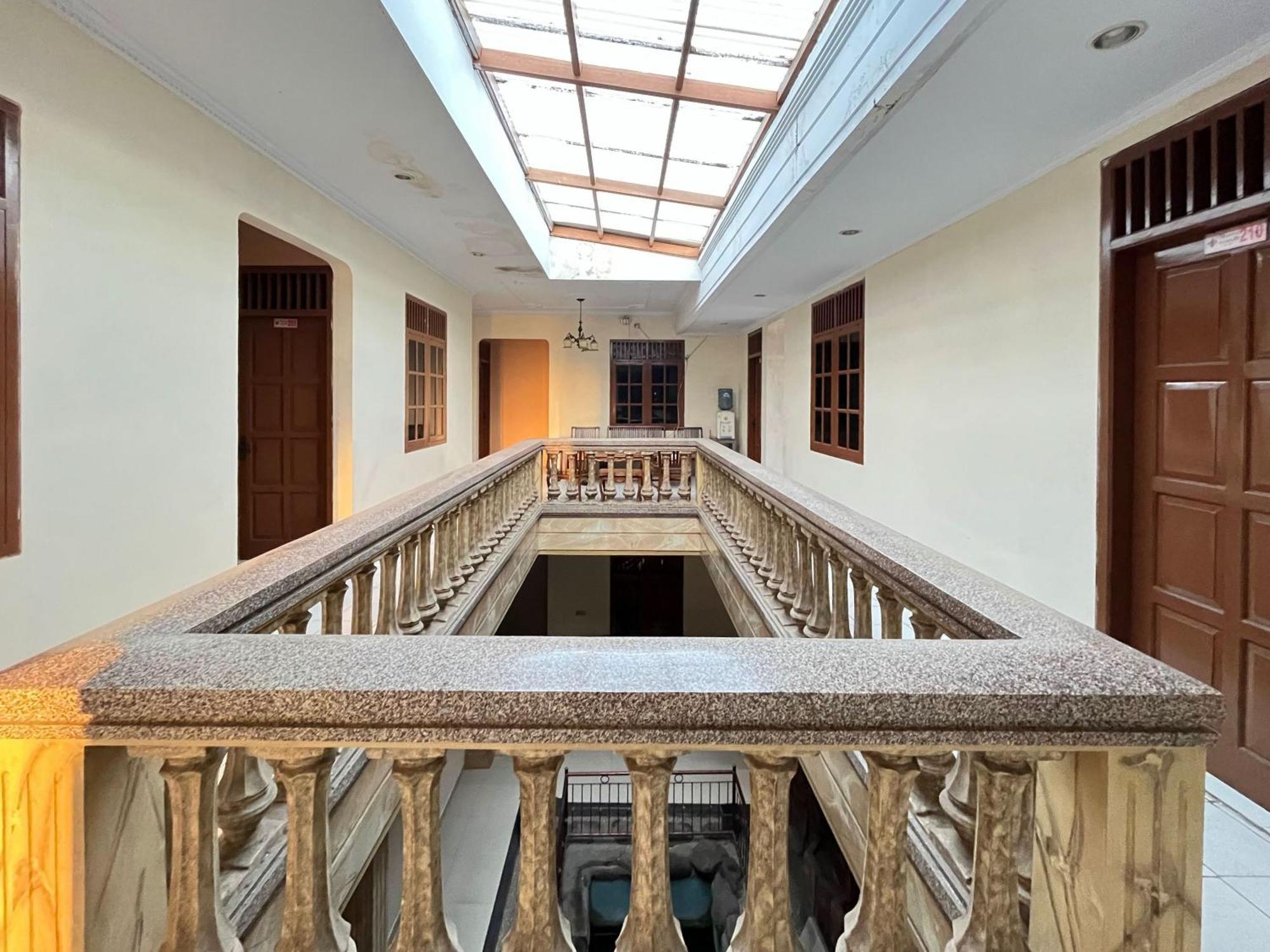 Reddoorz At Hotel Madani Syariah Lempuyangan Yogyakarta Exterior photo