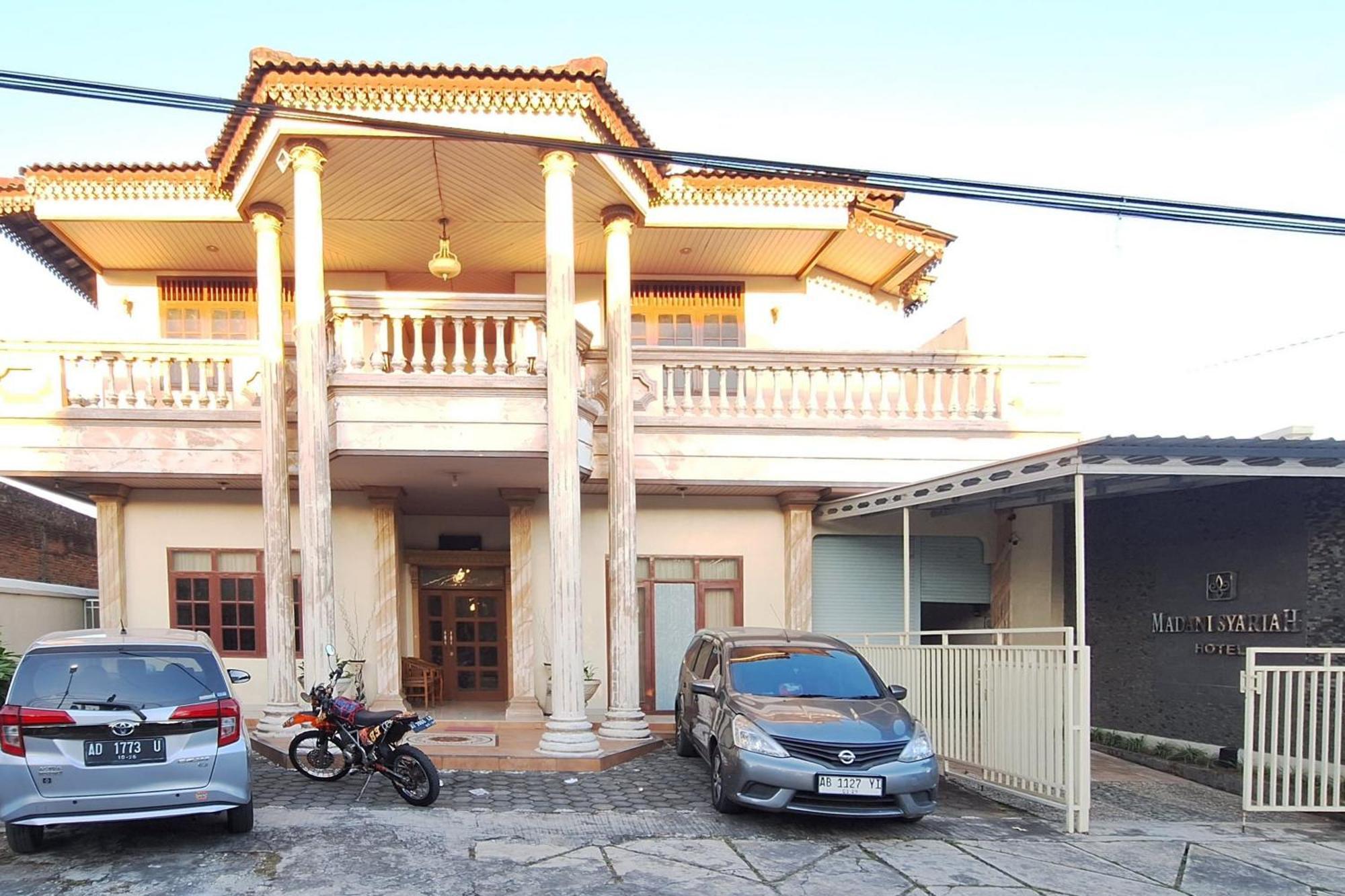 Reddoorz At Hotel Madani Syariah Lempuyangan Yogyakarta Exterior photo