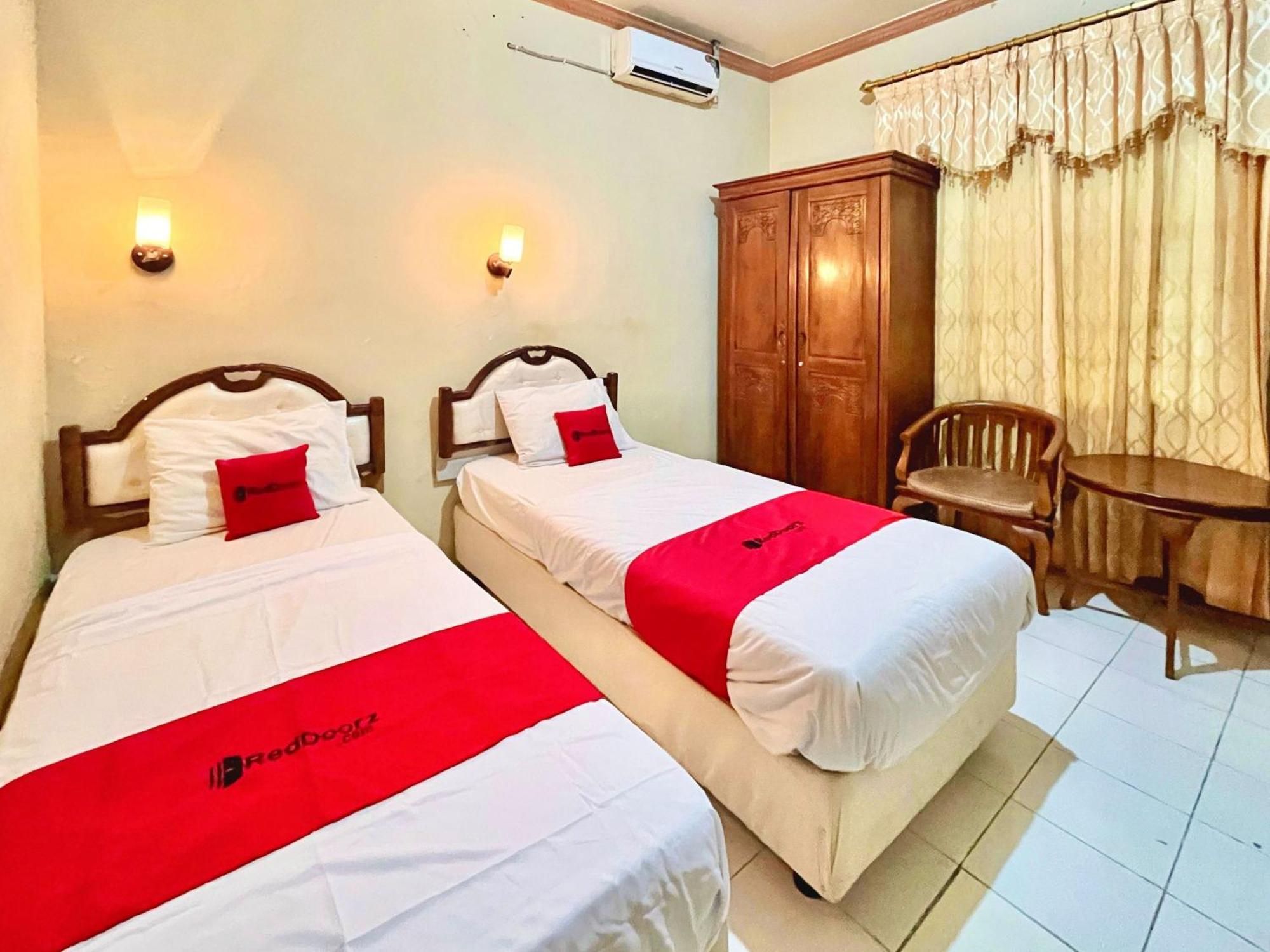 Reddoorz At Hotel Madani Syariah Lempuyangan Yogyakarta Exterior photo