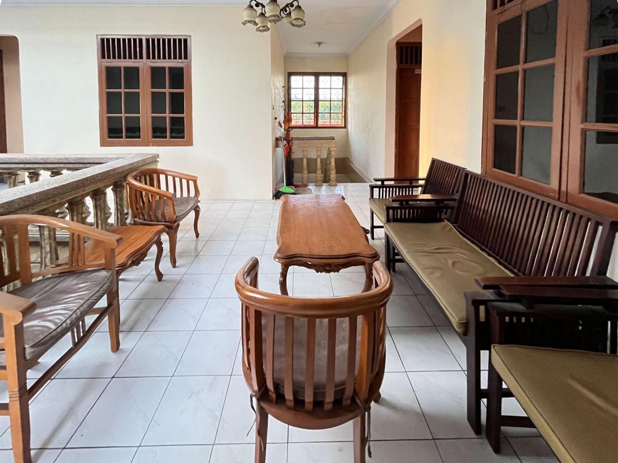 Reddoorz At Hotel Madani Syariah Lempuyangan Yogyakarta Exterior photo