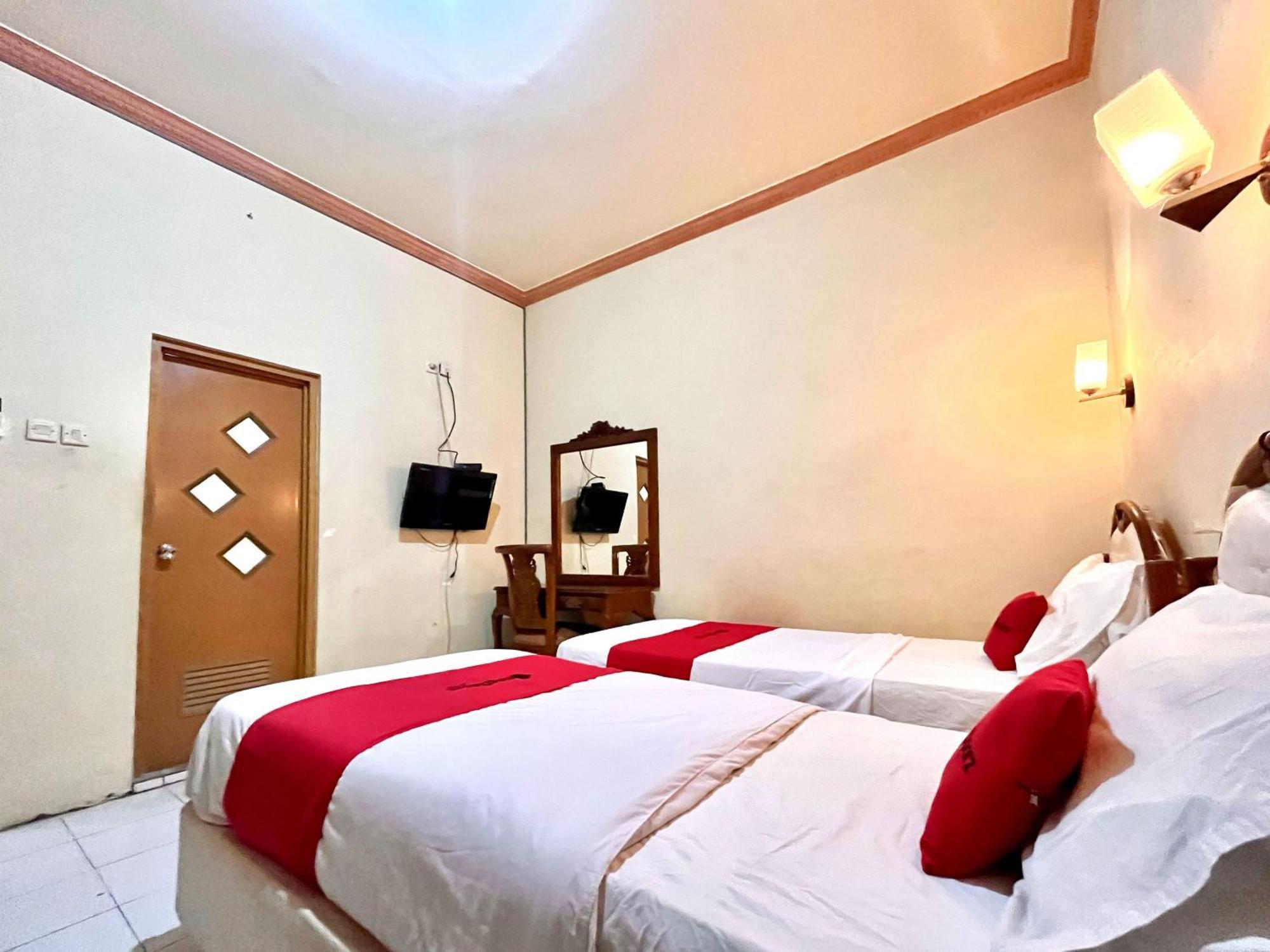 Reddoorz At Hotel Madani Syariah Lempuyangan Yogyakarta Exterior photo
